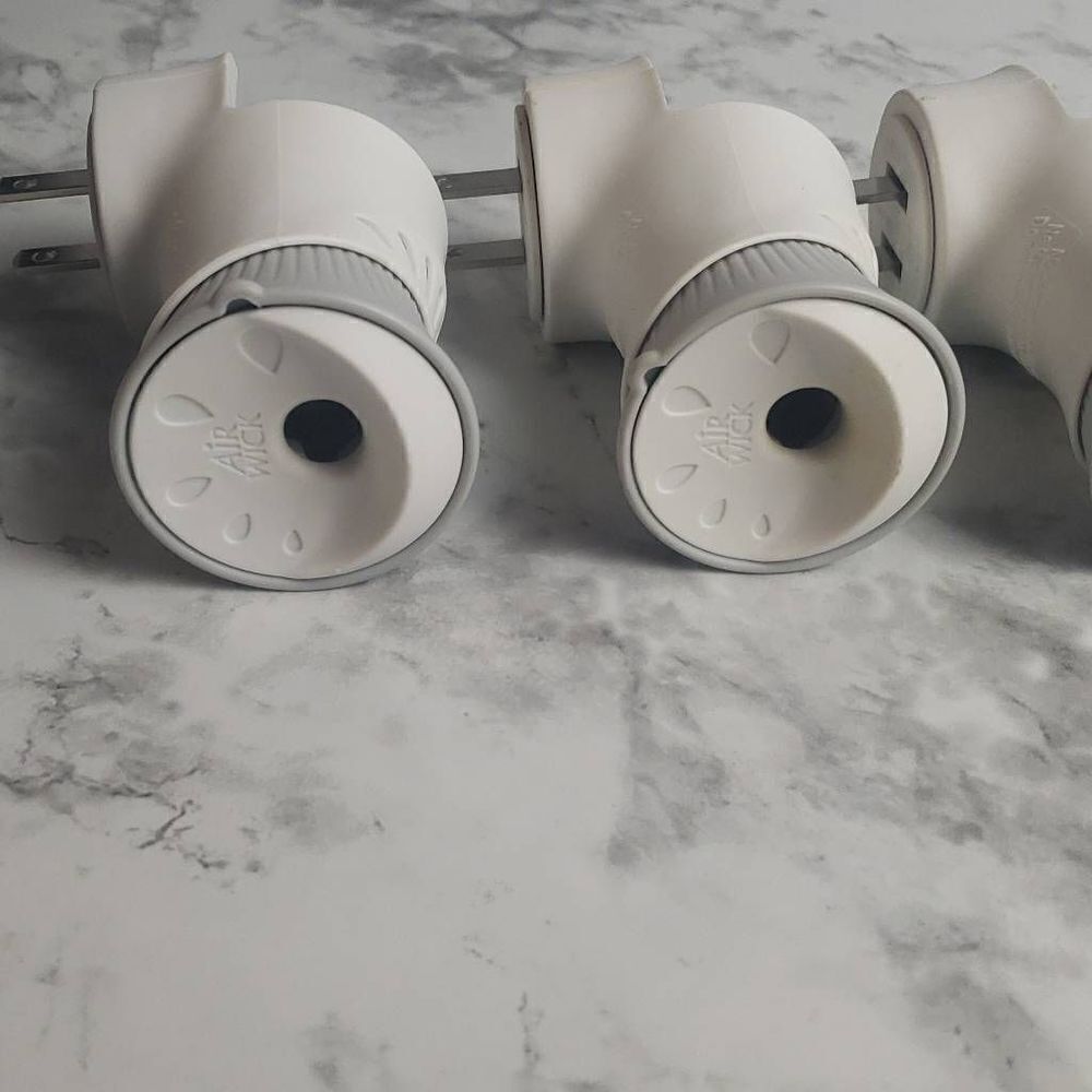 5 Preowned Airwick Plug Diffusers - Picture 7 of 12